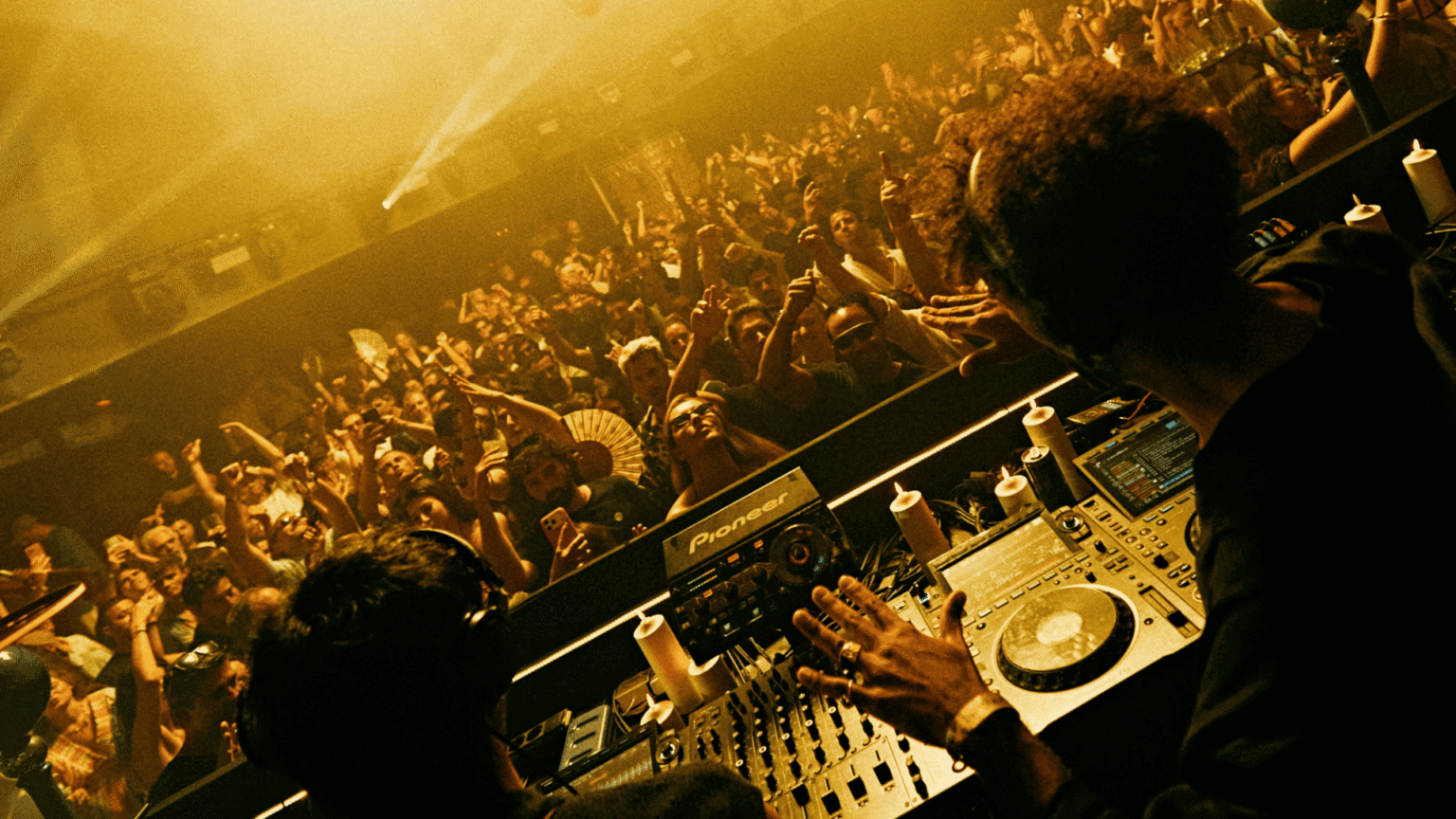 Guy Gerber accompagna Ibiza dall’ultimo tramonto alla notte: doppia chiusura per Beachouse e Chinois