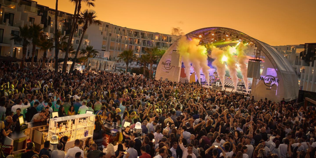 Hard Rock Hotel Ibiza, festa dedicata alla musica anni 80, gente che balla