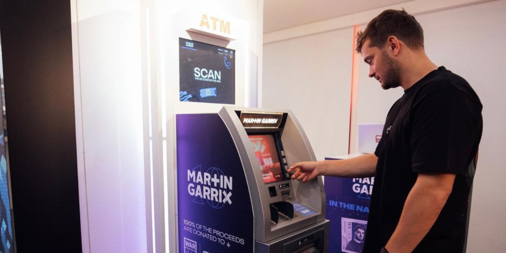 ADE 2023: Martin Garrix sbarca con banconote da collezione