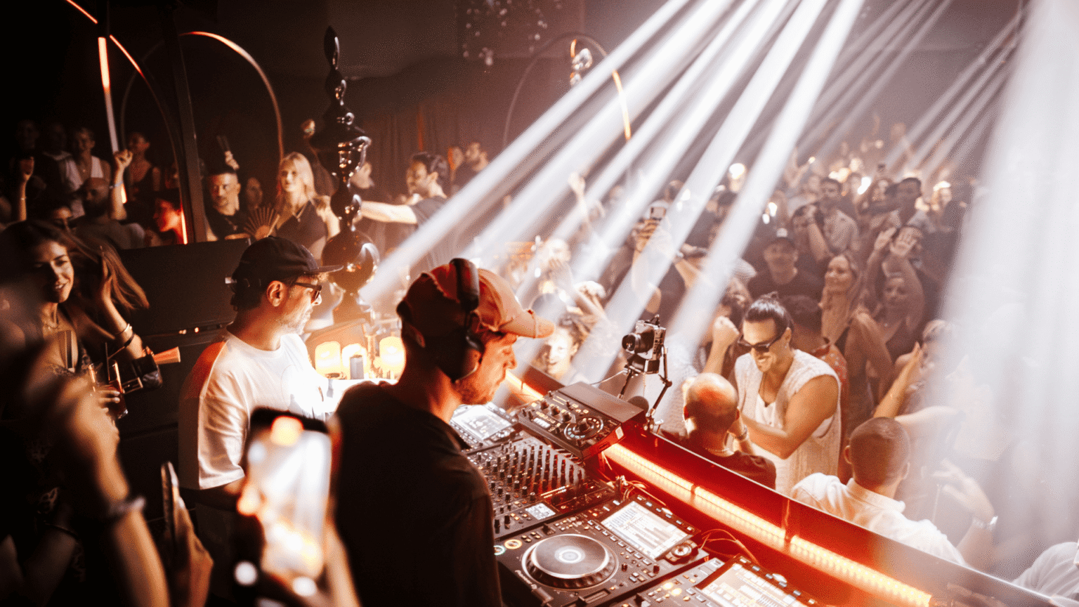 Bedouin SAGA Ibiza 2026: DJ Koze, Jimi Jules e Monolink al Chinois ogni domenica