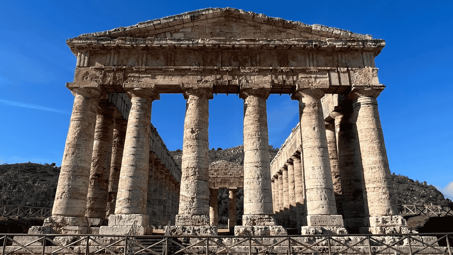 Aura Festival 2026: musica elettronica al Tempio di Segesta, tra storia e Underground contemporaneo