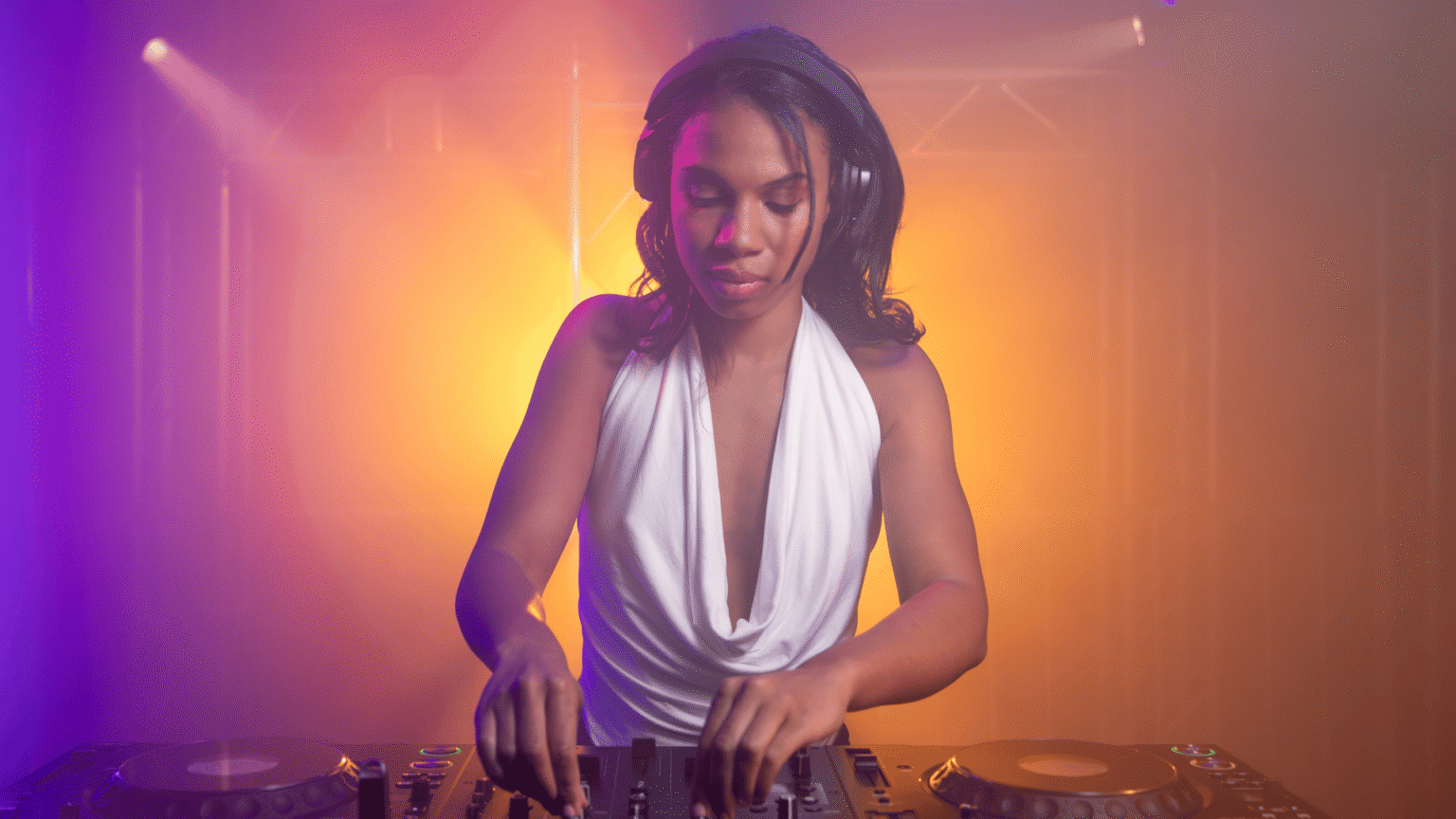 HDJ-F9: AlphaTheta lancia le cuffie DJ wireless con latenza di 9 ms e connessione con un tocco