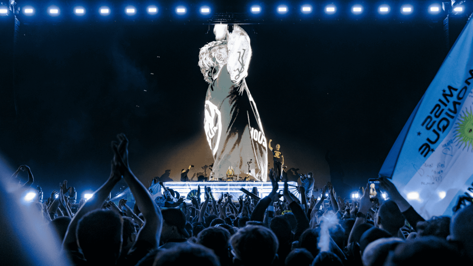Miss Monique ha portato Biorhythm a Buenos Aires: 15.000 persone e Robbie Williams sul palco